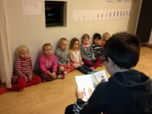 5. bekkur les fyrir leikskólakrakka