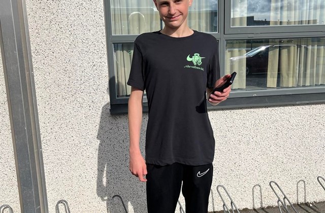 Denas hljóp heilt maraþon í Ólympíuhlaupi ÍSÍ í Akurskóla