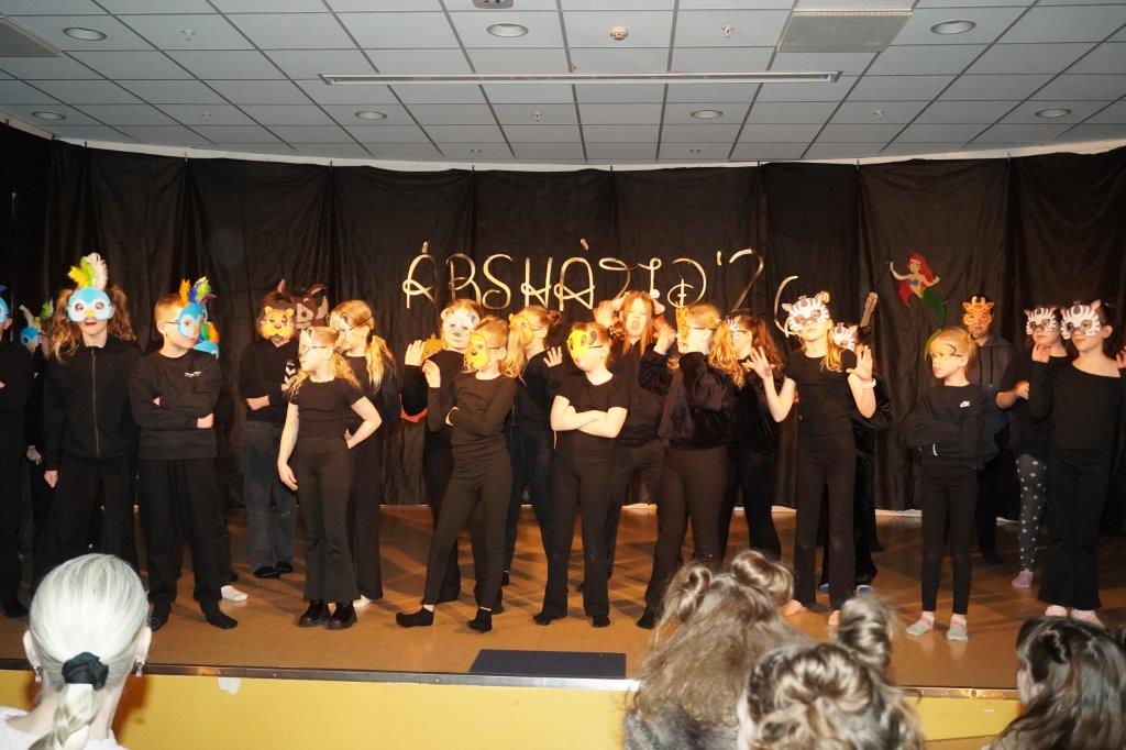 Vel heppnaðri árshátíð lokið í Akurskóla