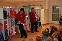 1. bekkingar fengu endurskinsmerki að gjöf