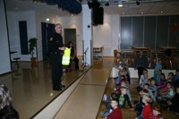 1. bekkingar fá endurskinsvesti að gjöf frá Sparisjóðnum og FFGÍR