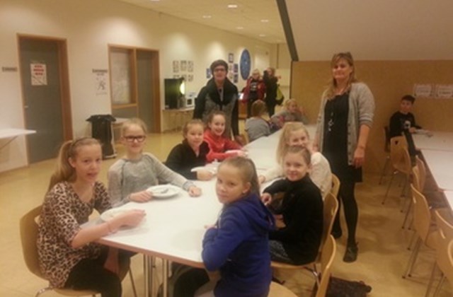 Ánægðir nemendur fá sér graut í morgunsárið.