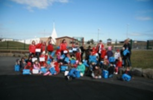 Kiwanisklúbburinn Keilir og Eimskip gefa 1. bekkingum hjálma