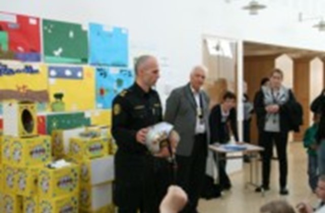 Kiwanis gefa 1. bekkingum hjálma