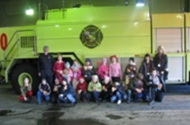 Hnísur í heimsókn í Flugstöð Leifs Eiríkssonar