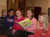 Hnísur lesa fyrir leikskólabörn