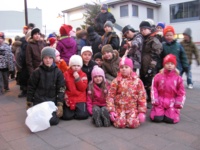 Nemendur í 2. og 3. bekkjum skreyta jólatré