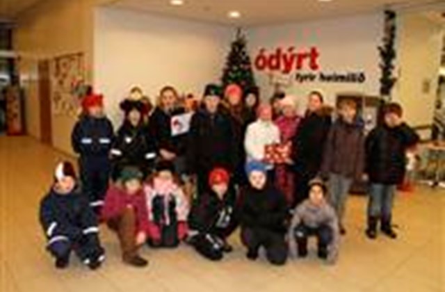 Nemendur Akurskóla komu færandi hendi