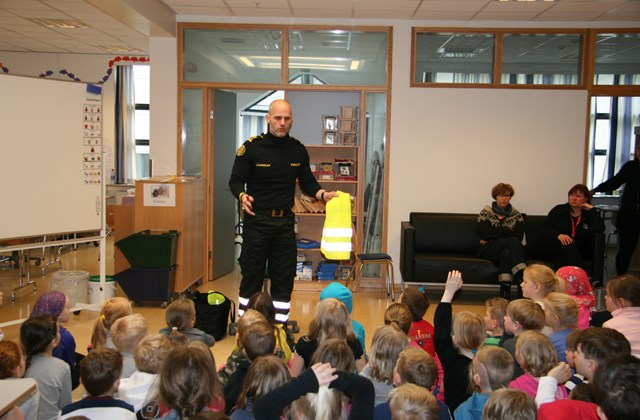 Krissi lögga heimsækir 1.-3. bekk