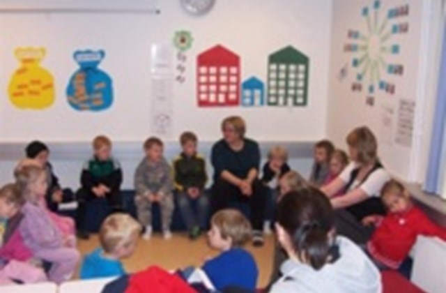 Börn frá leikskólum bæjarins í heimsókn
