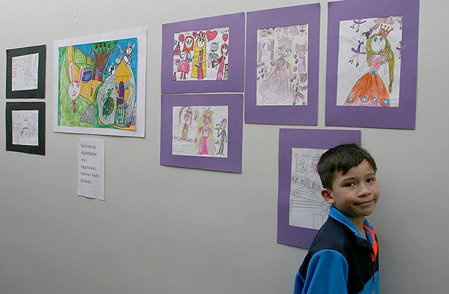 Lúlli sýnir teikningar