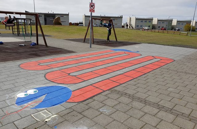 Undir berum himni - þema