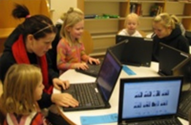 8.-9. bekkur fékk aðstoð frá 2.-3. bekk