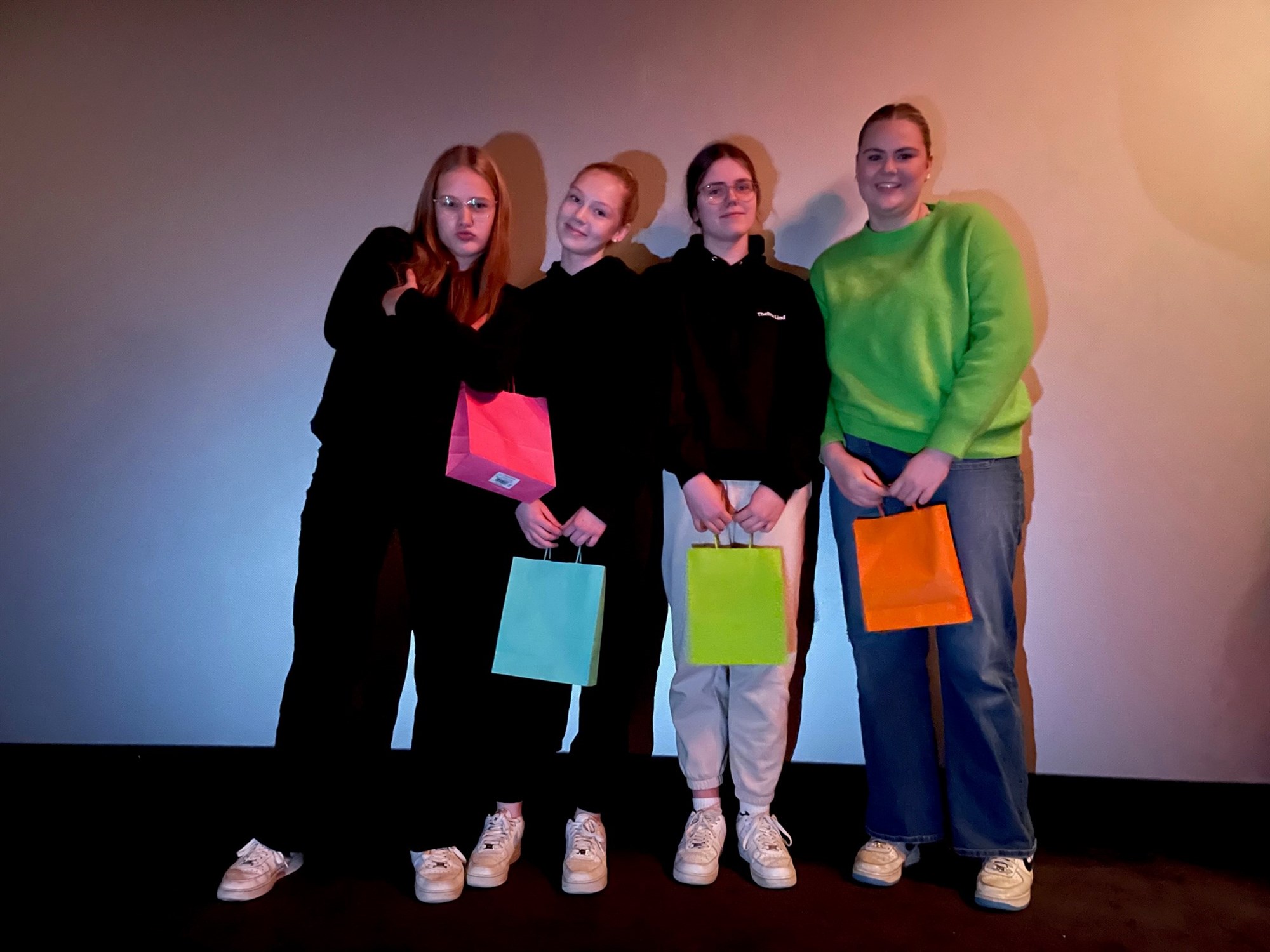 Stuttmyndakeppni - stúlkur úr Akurskóla sigurvegarar