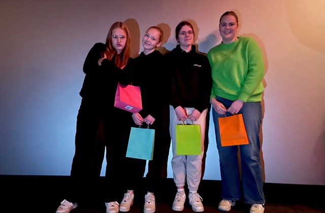 Stuttmyndakeppni - stúlkur úr Akurskóla sigurvegarar